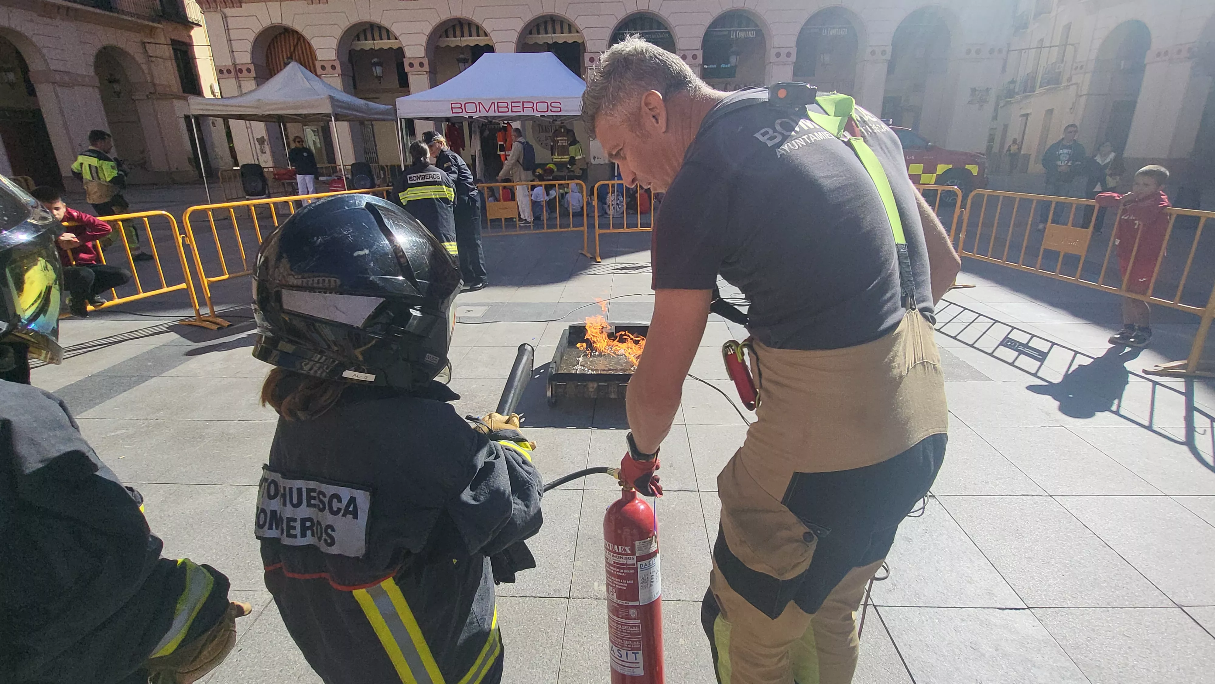 Escolares participan con los bomberos en las actividades de la Semana de Prevención de Incendios en Huesca. Foto Mercedes Manterola