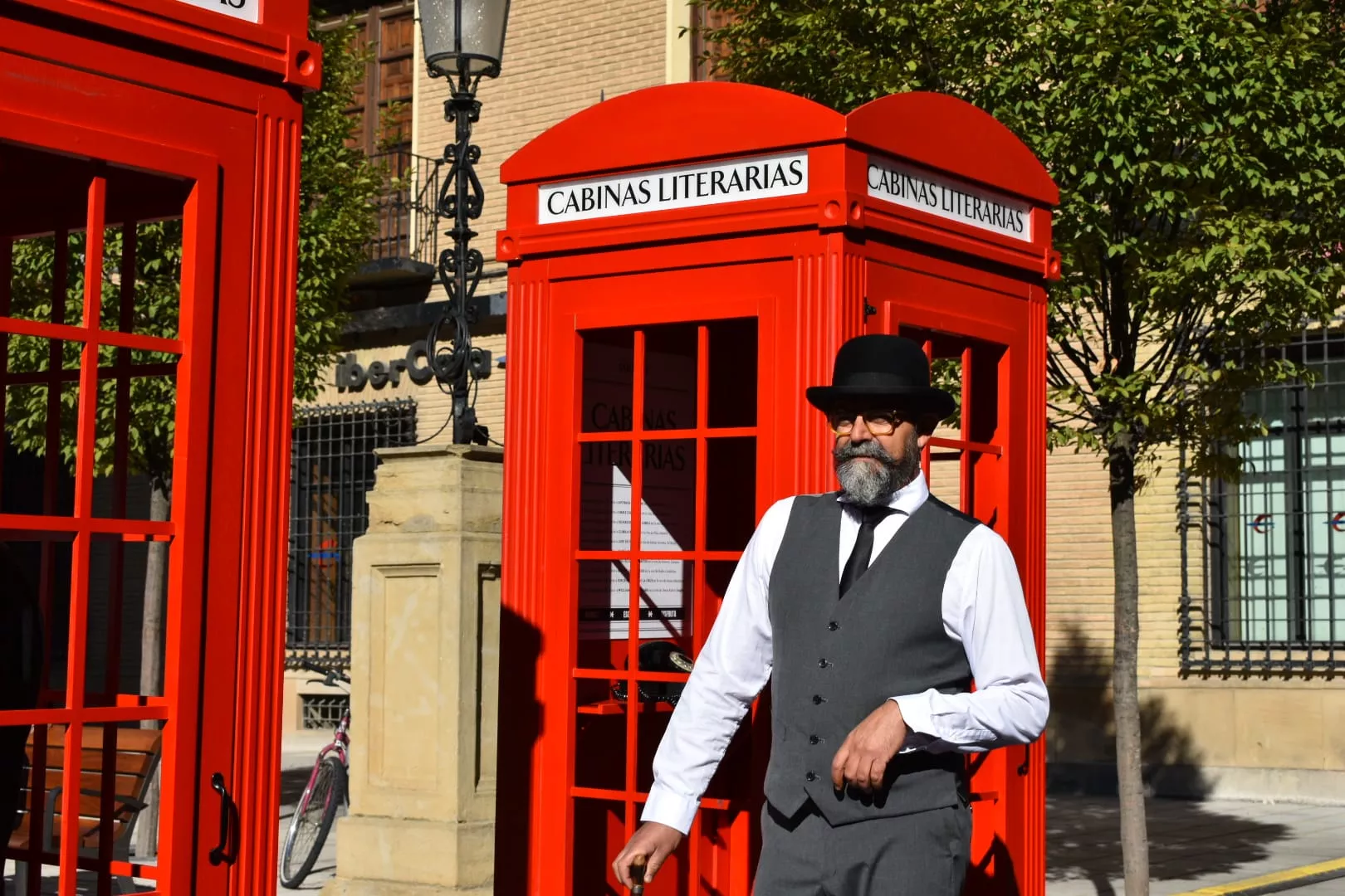 Chema Pizarro interpreta a un personaje inglés que anima a entrar en las cabinas.