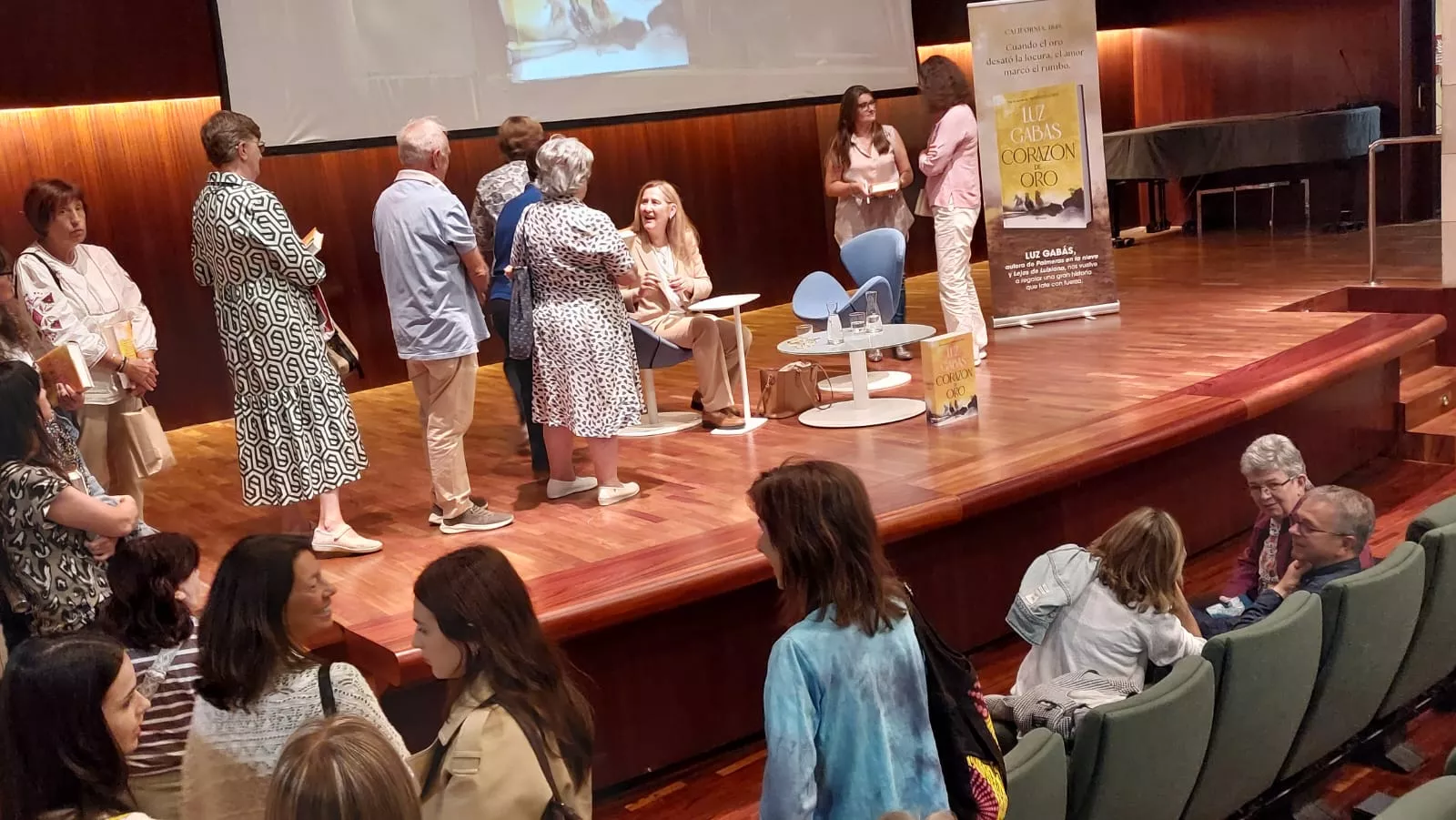 Luz Gabás firmando su sexta novela