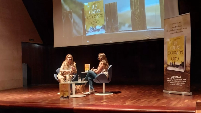 Luz Gabás y Esther P. Nogarol Luz Gabás y Esther P. Nogarol