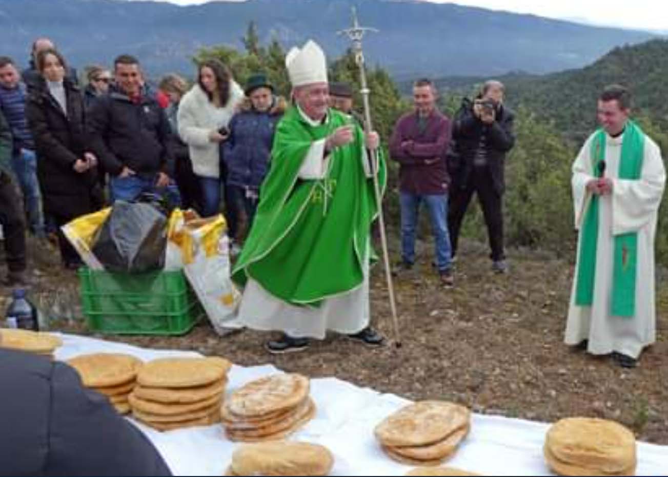 Bendición del obispo Ángel Pérez en la romería de Abizanda