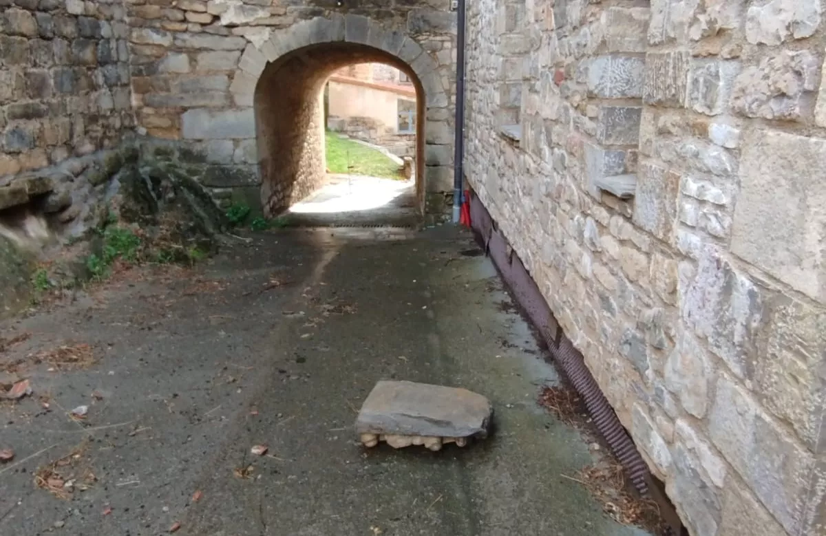Escudo que se ha precipitado sobre la vía pública en Laguarta