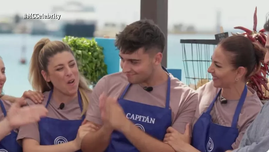 Juanjo Bona, felicitado por sus compañeros.