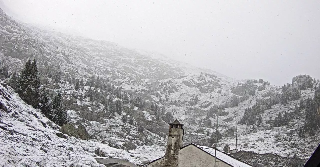 Las primeras nevadas del otoño tiñen de blanco el Pirineo oscense .