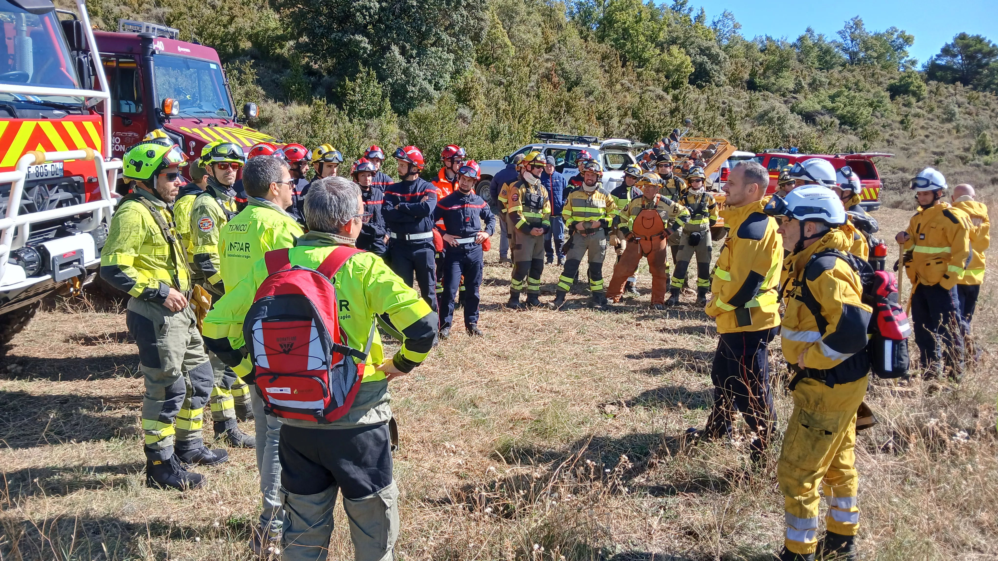 Equipos de España y Francia se unen en Loarre en una práctica contra los incendios. Foto Infoar