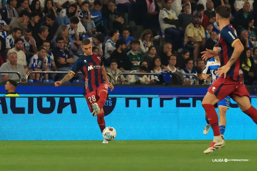 Sergio Arriba realiza un pase en el partido del Huesca en Riazor. Foto: LaLiga