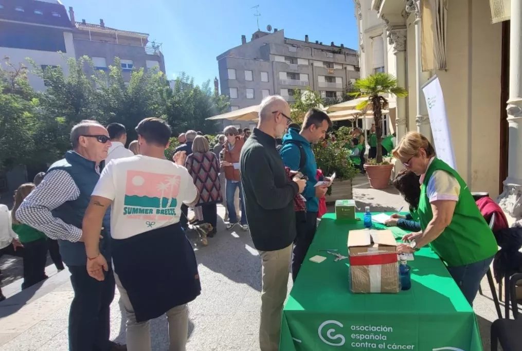 Voluntarios de la Asociación Española contra el Cáncer en Huesca. Foto Mercedes Manterola