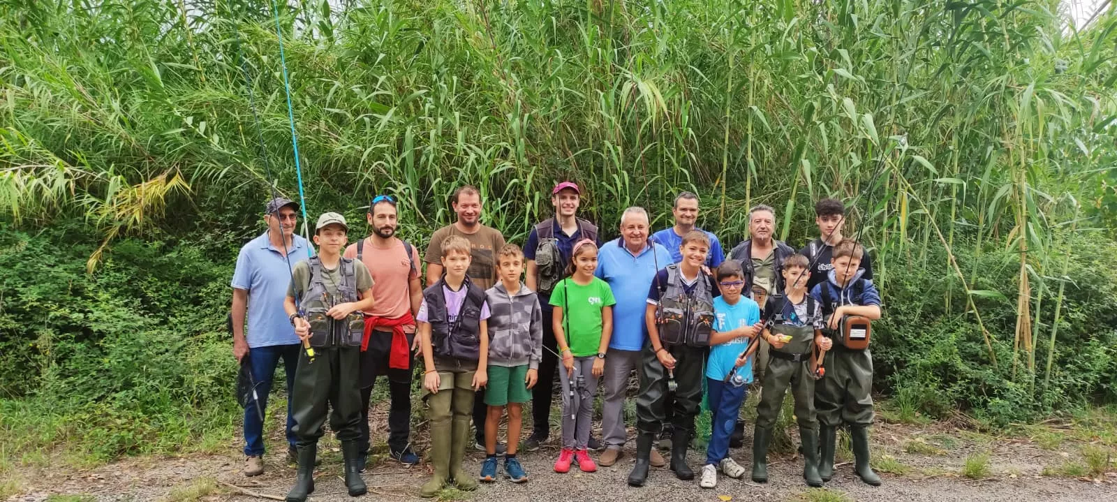 Foto de familia de la última jornada del "Papá, llévame a pescar" 2025 Foto de familia de la última jornada del "Papá, llévame a pescar" 2025