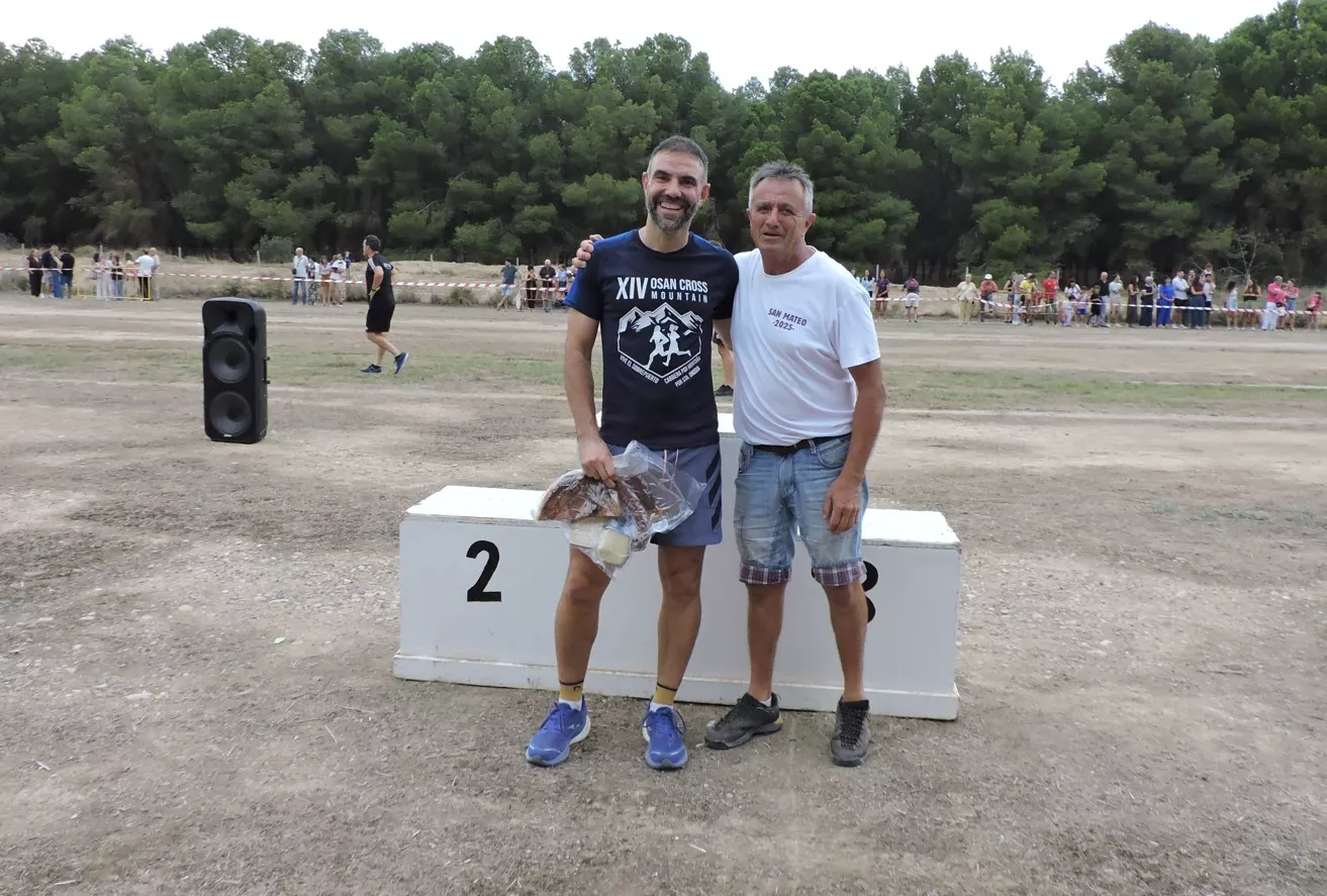 23 Alejandro Delgado, vencedor local, recibe el premio donado por la Cooperativa Agraria de Lanaja