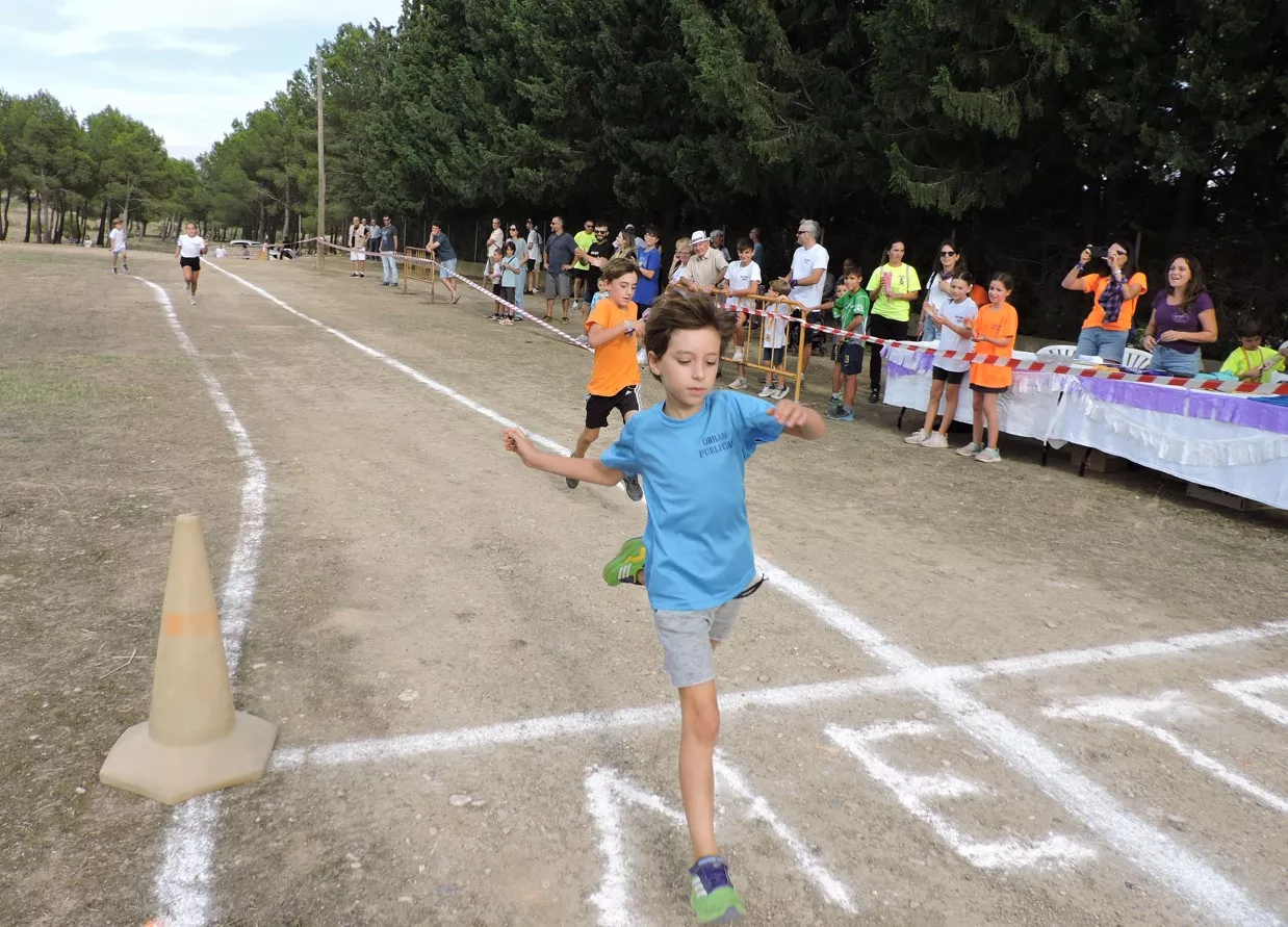 6 Llegada a meta de niños y niñas de 8 a 9 años