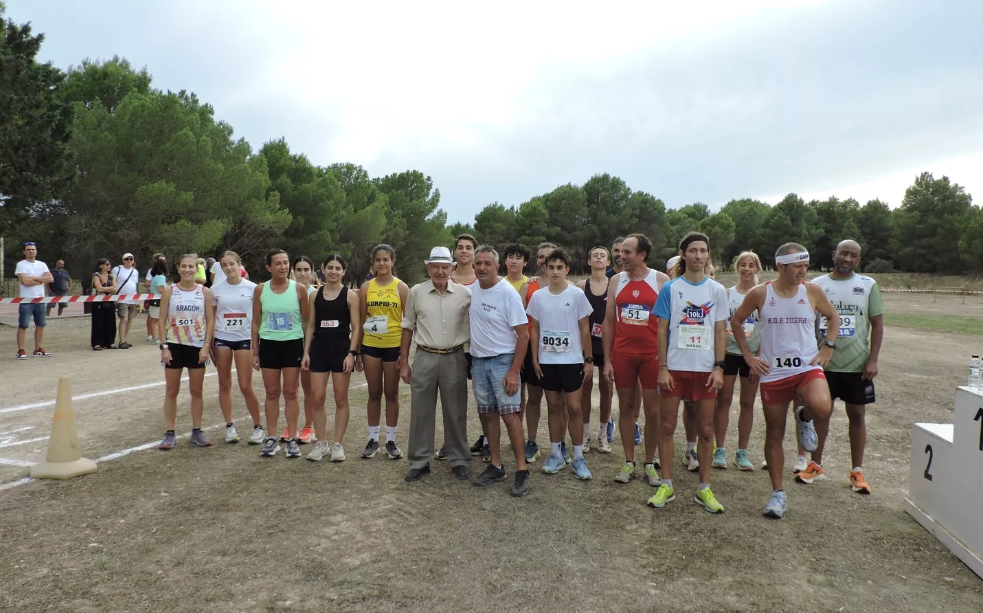 12 Participantes de la carrera Absoluta con José Ignacio Borraz y Jesús Salillas, familiar de Julián Salillas