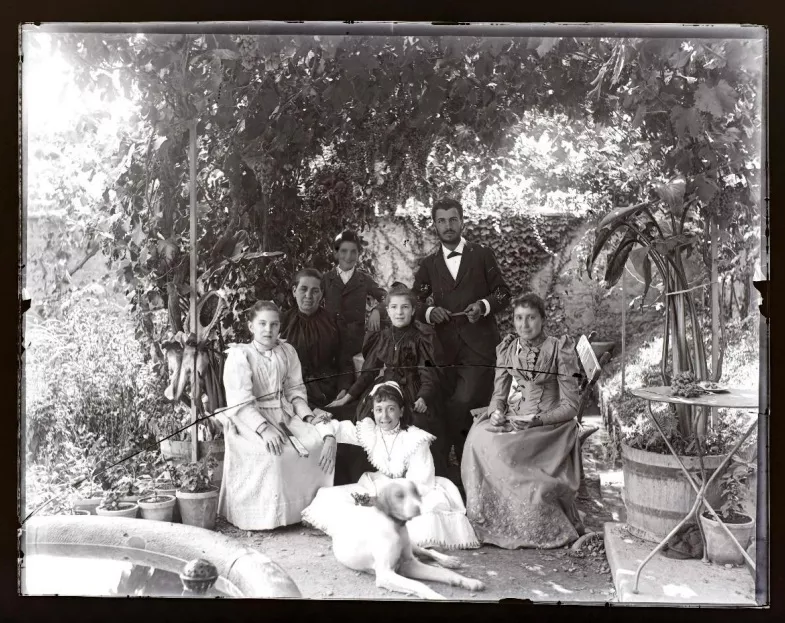 Retrato familiar en el jardín de la casa Carderera de Huesca, en el contrato de la convocatoria Ángel Fuentes.