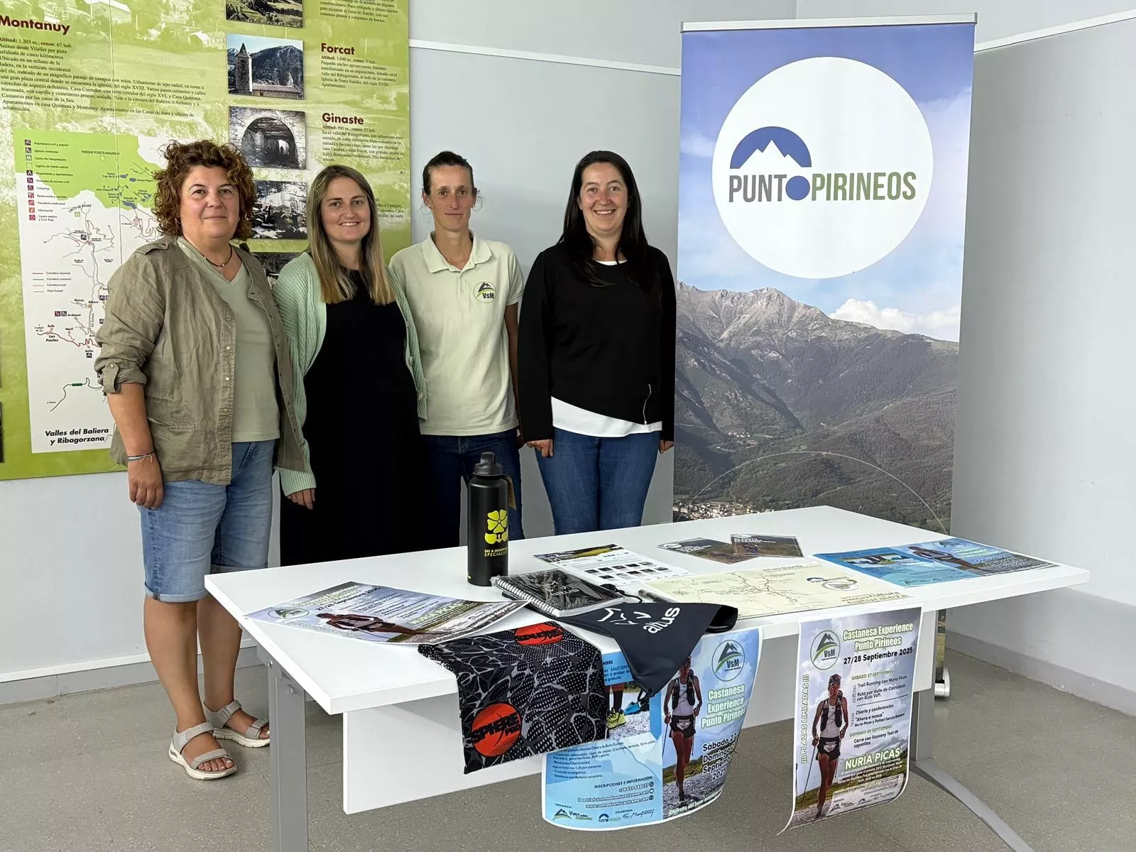 Miembros de la Junta Directiva de la Asociación Punto Pirineos con la alcaldesa de Montanuy y la representante de Vuela sobre Montañas