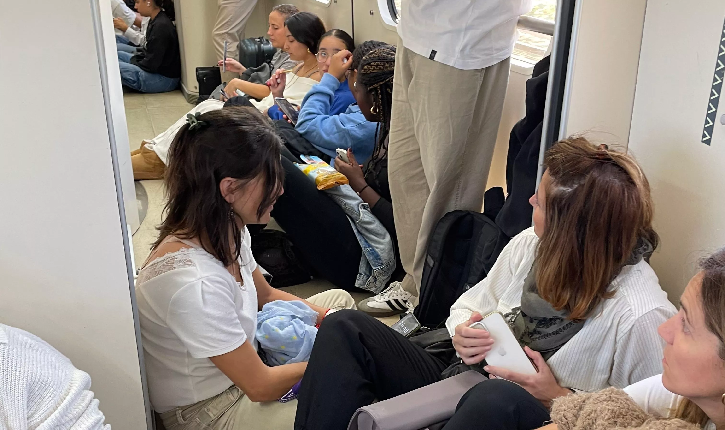 Jóvenes en el tren Zaragoza-Huesca