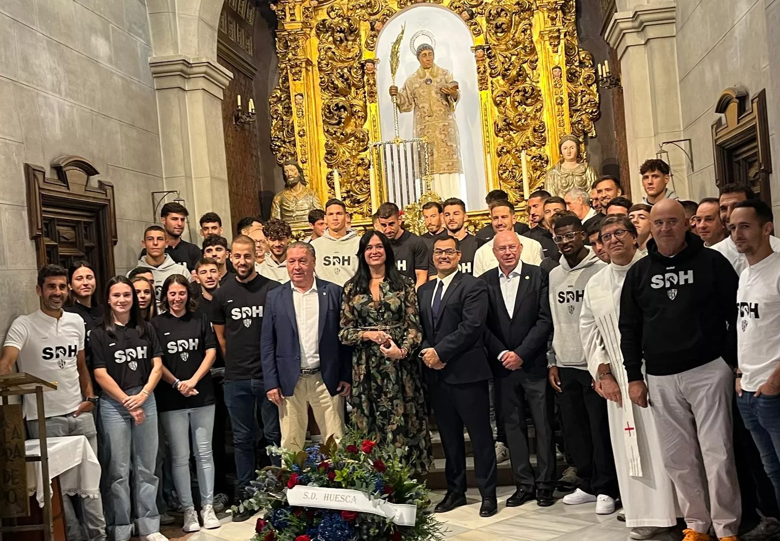 Ofrenda de Flores de la SD Huesca a San Lorenzo. Foto Mercedes Manterola