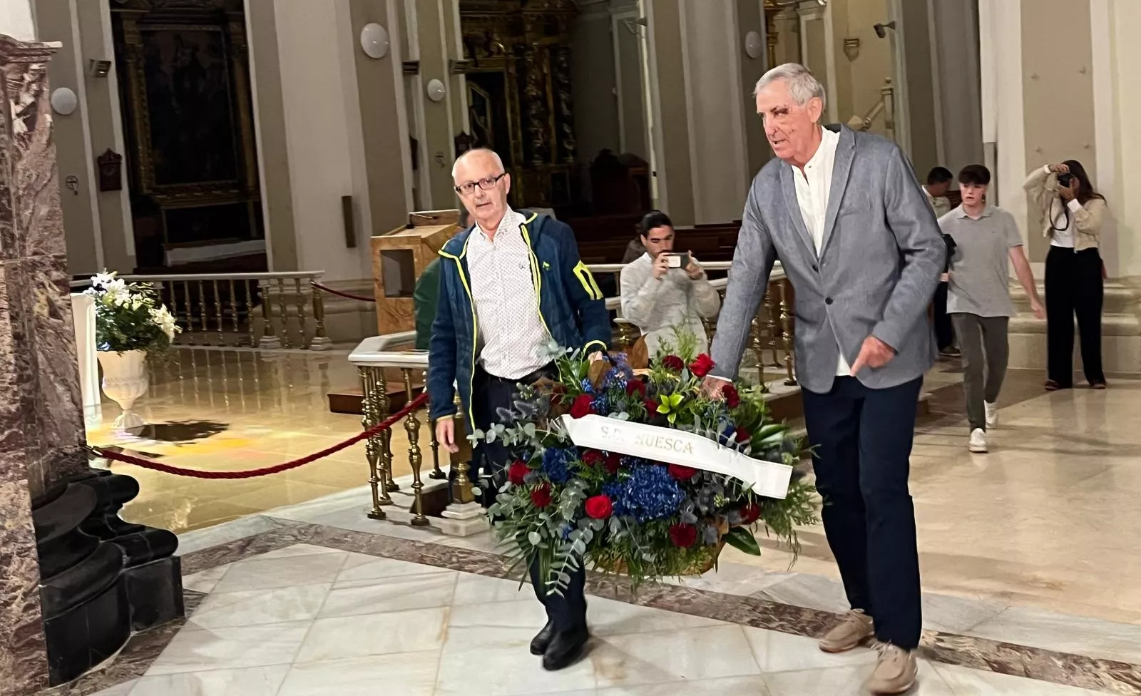 Ofrenda de Flores de la SD Huesca a San Lorenzo. Foto Mercedes Manterola