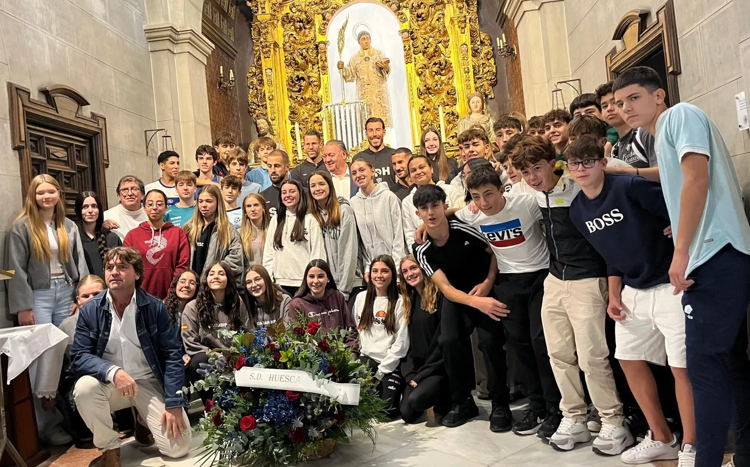 Ofrenda de Flores de la SD Huesca a San Lorenzo. Foto Mercedes Manterola