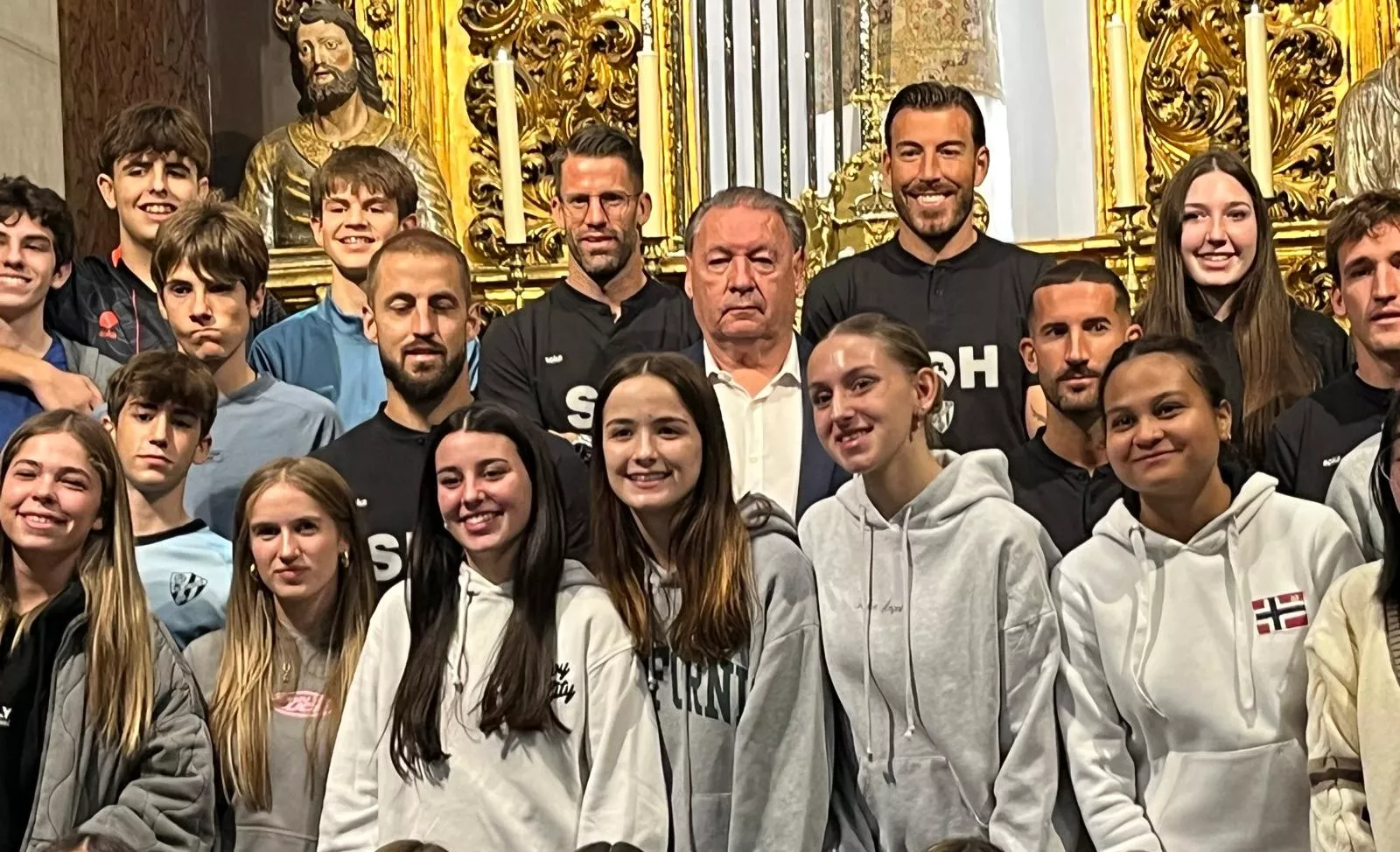 Ofrenda de Flores de la SD Huesca a San Lorenzo. Foto Mercedes Manterola