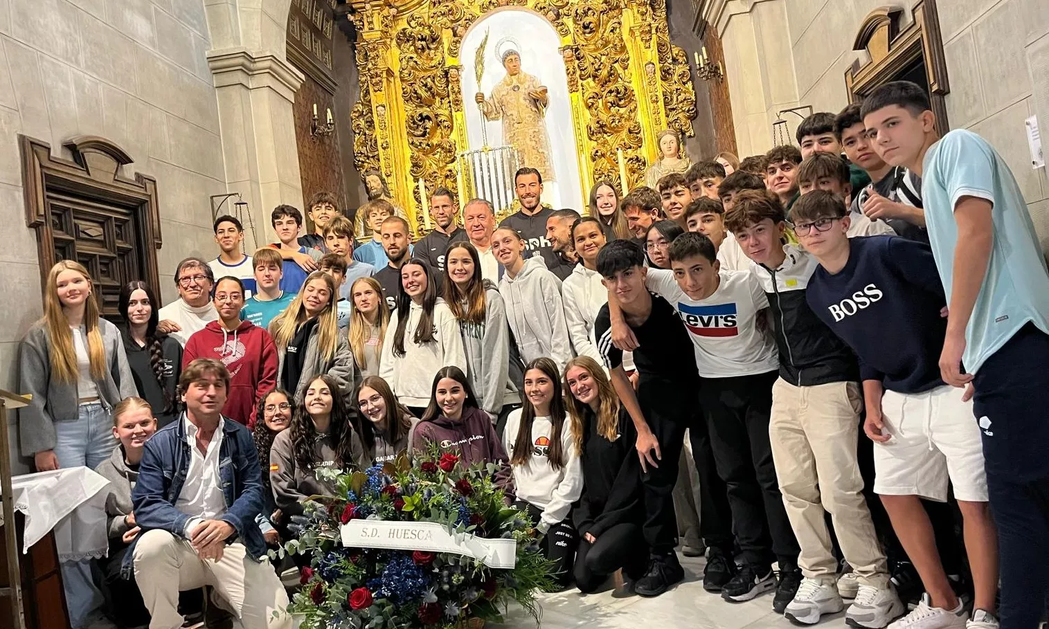 Ofrenda de Flores de la SD Huesca a San Lorenzo. Foto Mercedes Manterola