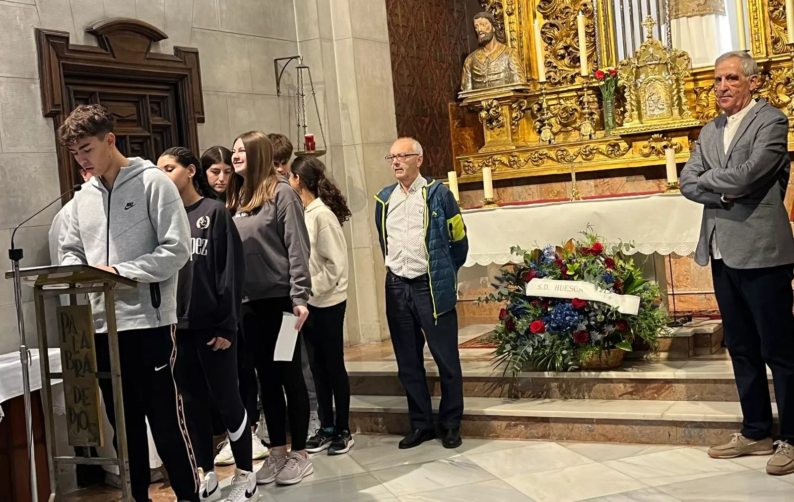 Ofrenda de Flores de la SD Huesca a San Lorenzo. Foto Mercedes Manterola
