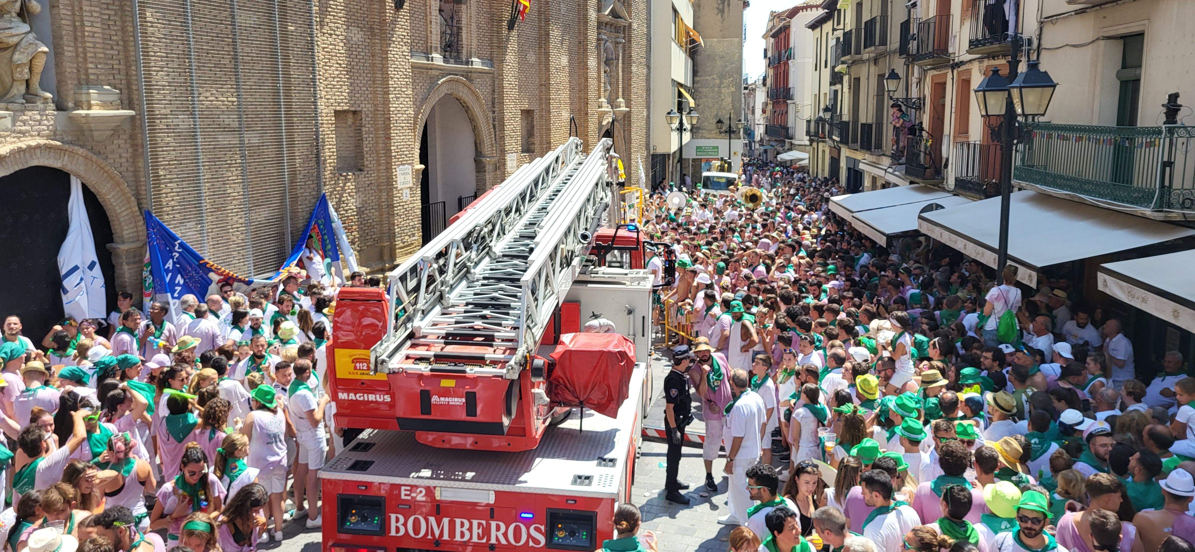 Los bomberos acuden para elevar a Antonio y Carmen para la colocación de la pañoleta
