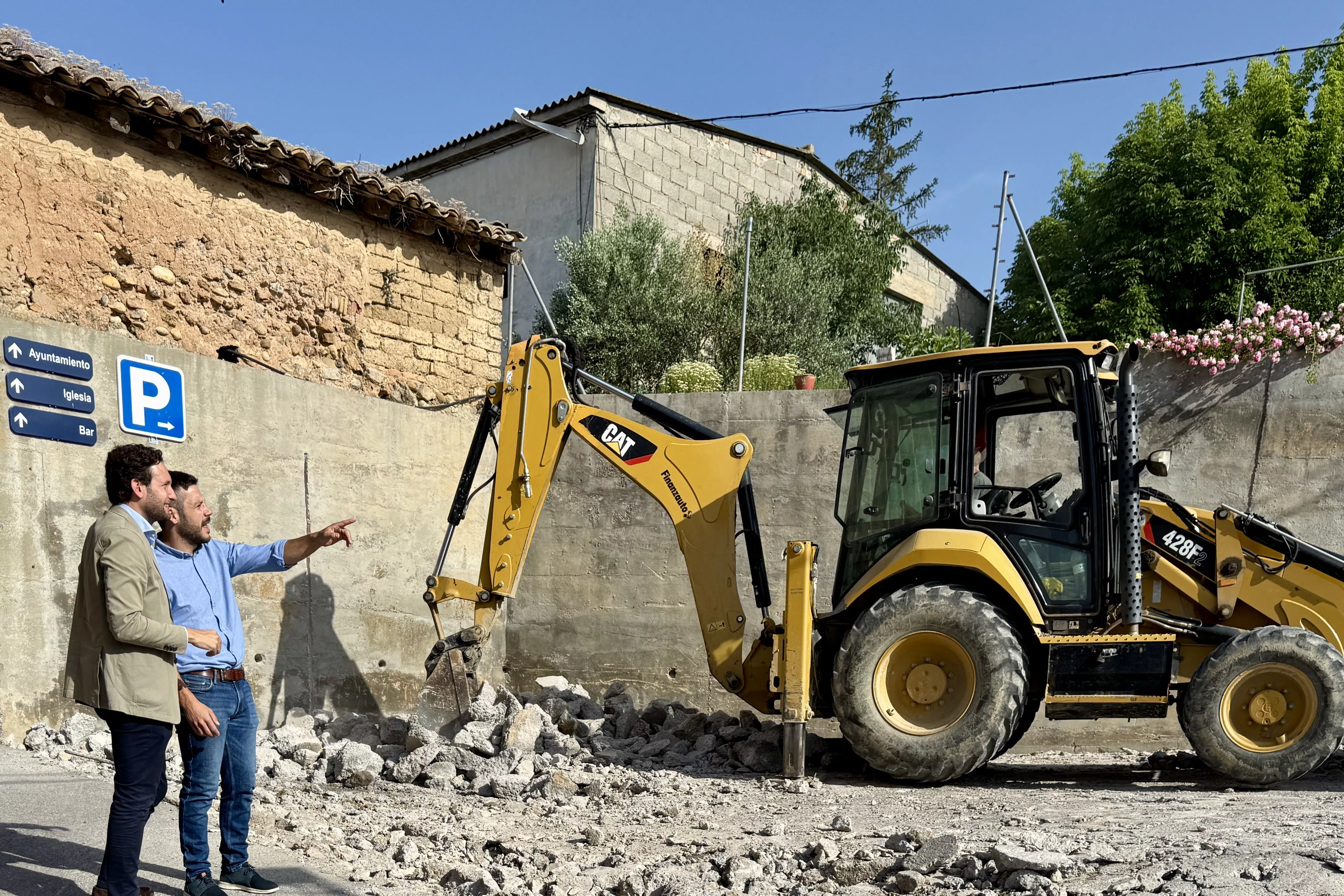 José Lorenzo Rabal, acalde de Secastilla, e Isaac Claver visitando unas obras en la localidad.