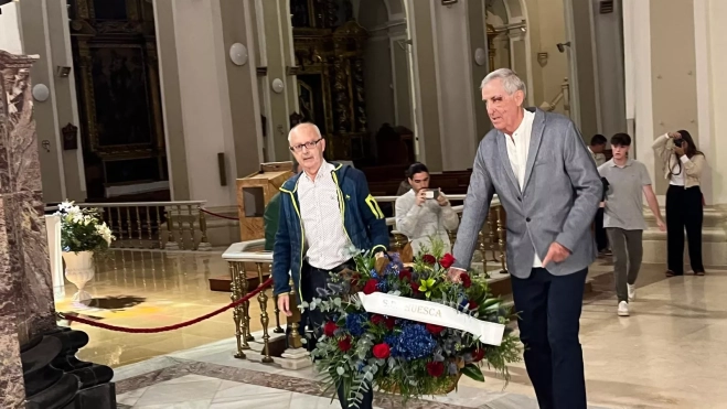 Miguel Ángel Blasco y José María Pardina portan el conjunto floral del Huesca Miguel Ángel Blasco y José María Pardina portan el conjunto floral del Huesca