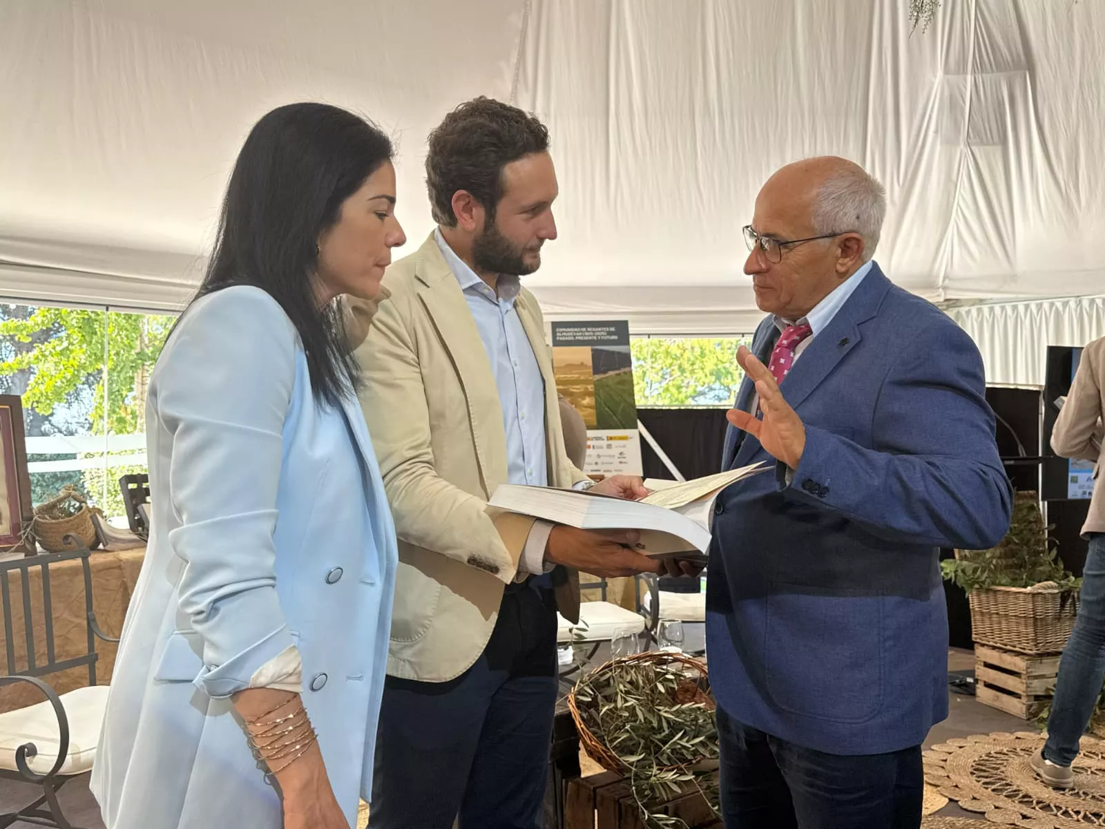 Lola Ibort, Isaac Claver e Ismael Ballesteros en Almudévar. Lola Ibort, Isaac Claver e Ismael Ballesteros en Almudévar.