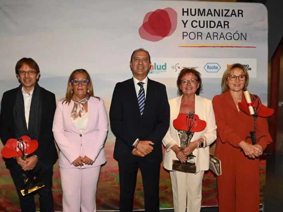 Javier Olivera, primero por la izquierda, ha recibido el Premio Humanizar y Cuidar por Aragón.