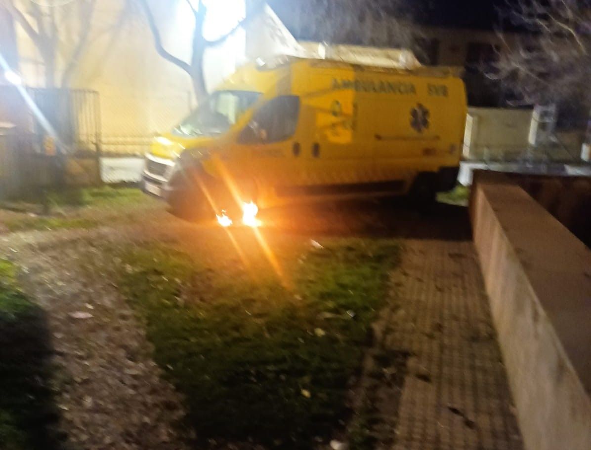 Ambulancia saboteada en Barbastro al quemar las ruedas, como se aprecia en la imagen