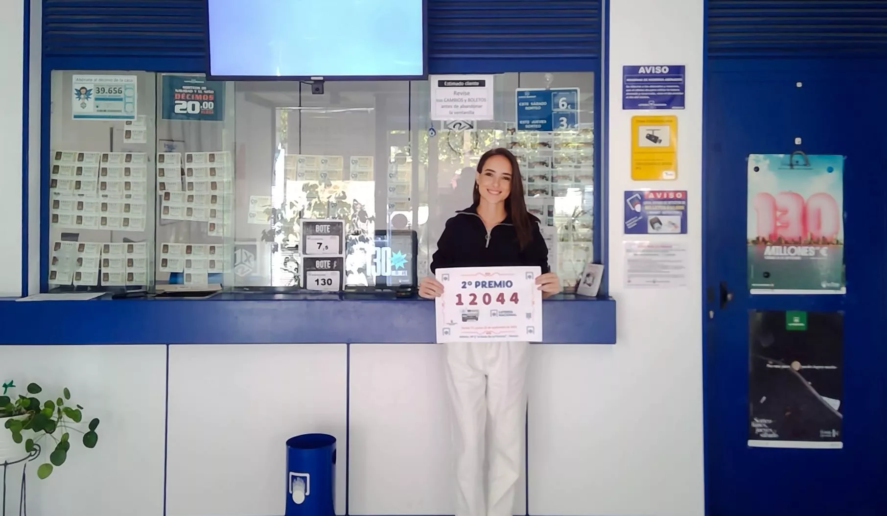 La administración de la plaza Santa Clara reparte el segundo premio de la Lotería Nacional