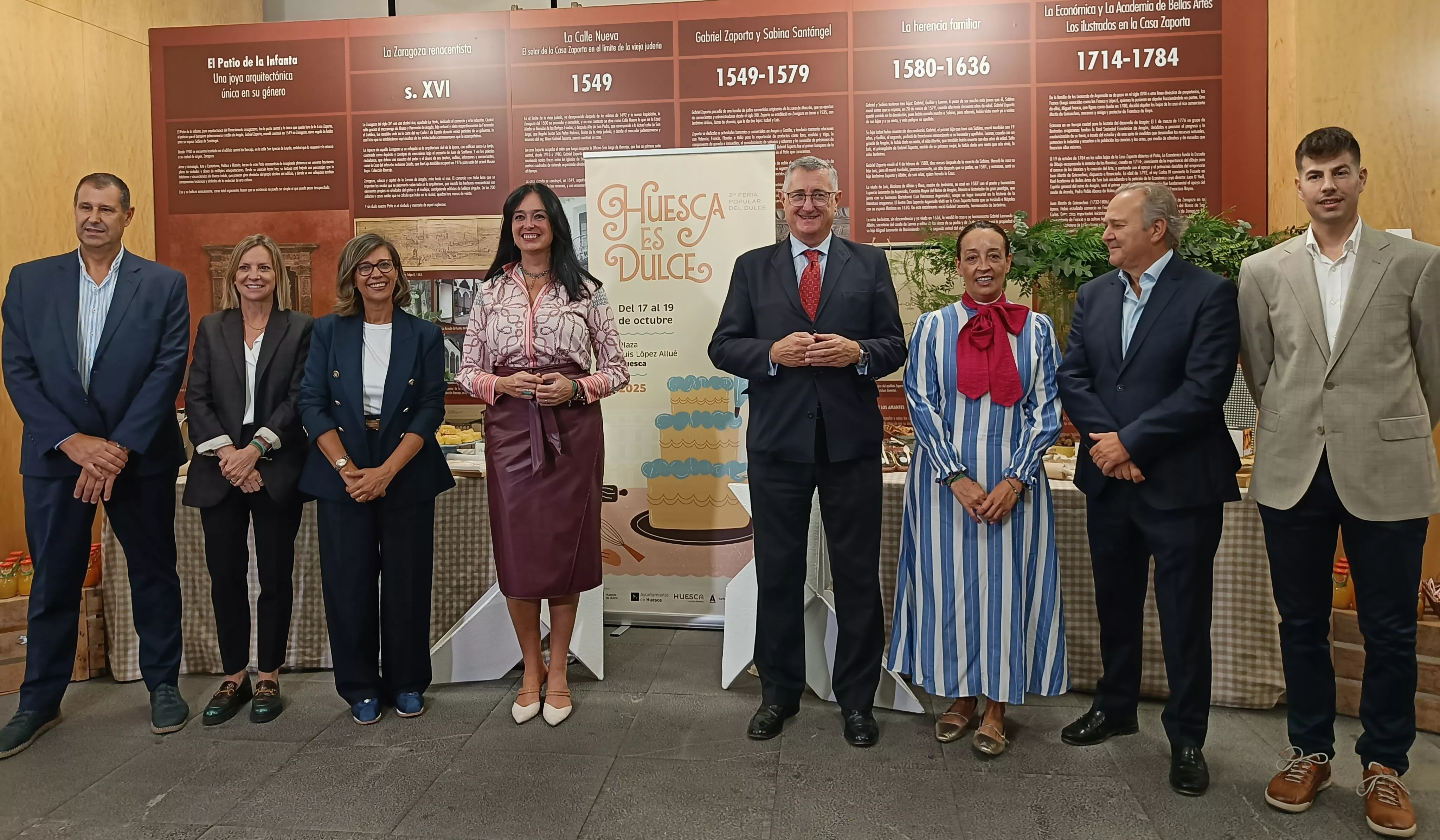 Presentación de la Feria Huesca es Dulce con las autoridades presentes en el Patio de la Infanta de Zaragoza.