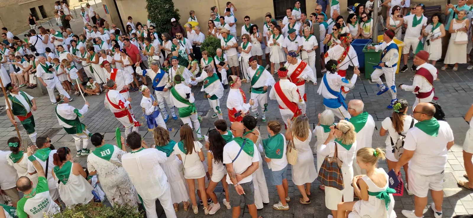 Los danzantes en la procesión del día 10 de agosto de 2025. Foto Myriam Martínez