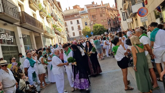 Todos parados en la Plaza de Lizana, sin ninguna sensación de procesión