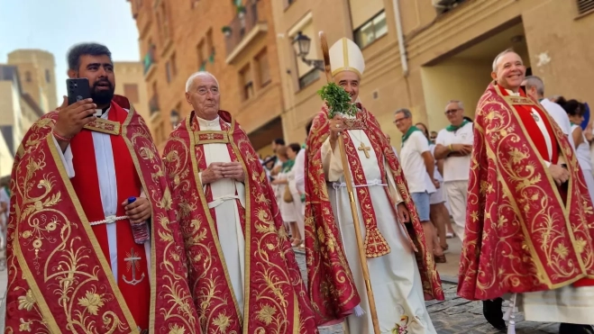 Otra situación kafkiana, un sacerdote con el teléfono móvil