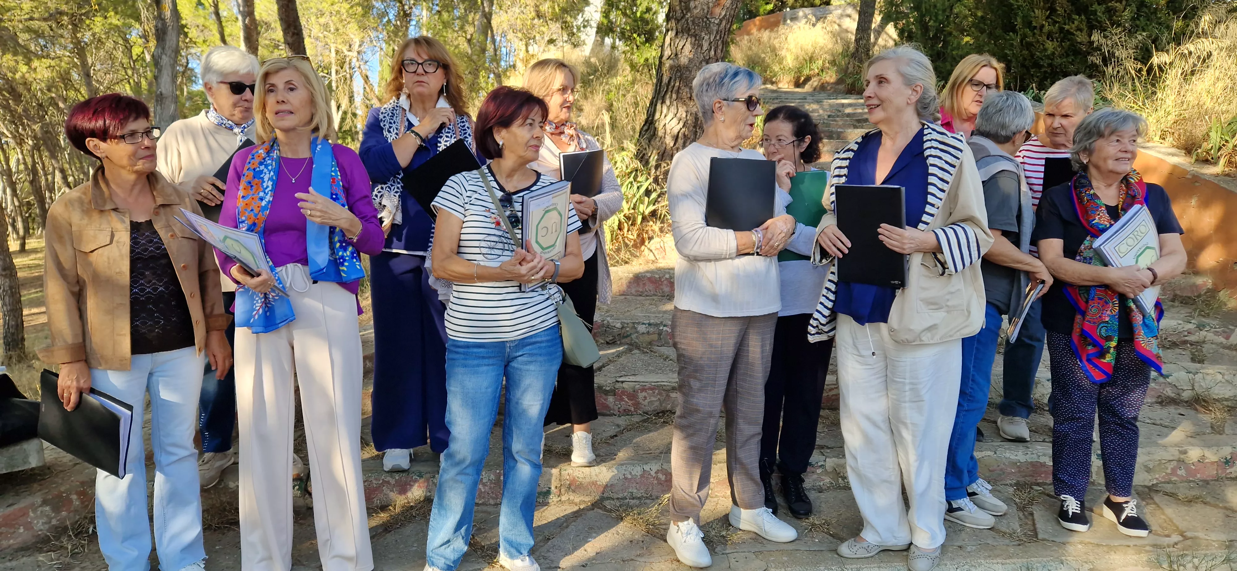 Actuación del Coro de la Universidad Ciudadana en el cerro de San Jorge. Foto Myriam Martínez