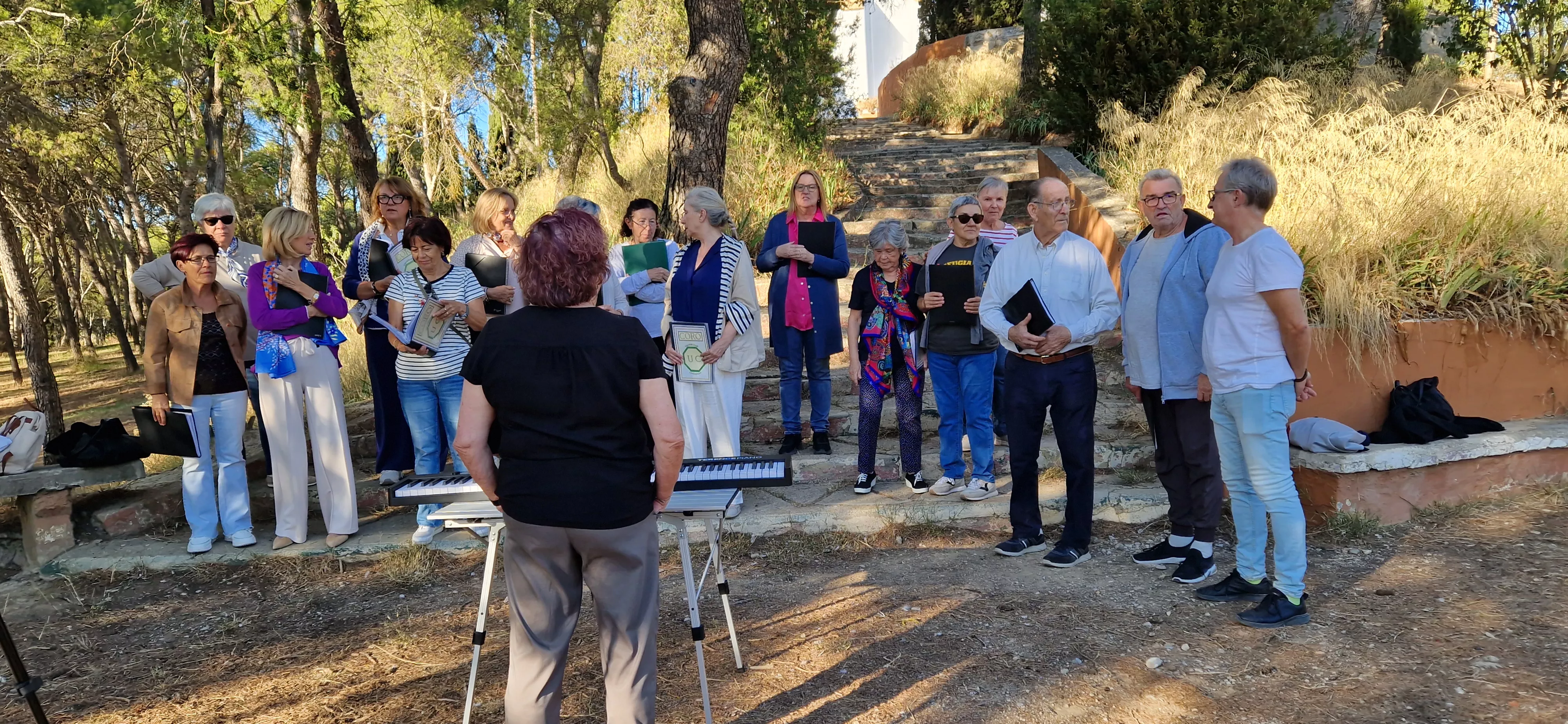 Actuación del Coro de la Universidad Ciudadana en el cerro de San Jorge. Foto Myriam Martínez