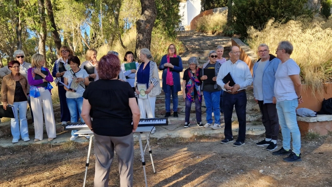 Actuación del Coro de la Universidad Ciudadana en el cerro de San Jorge. Foto Myriam Martínez