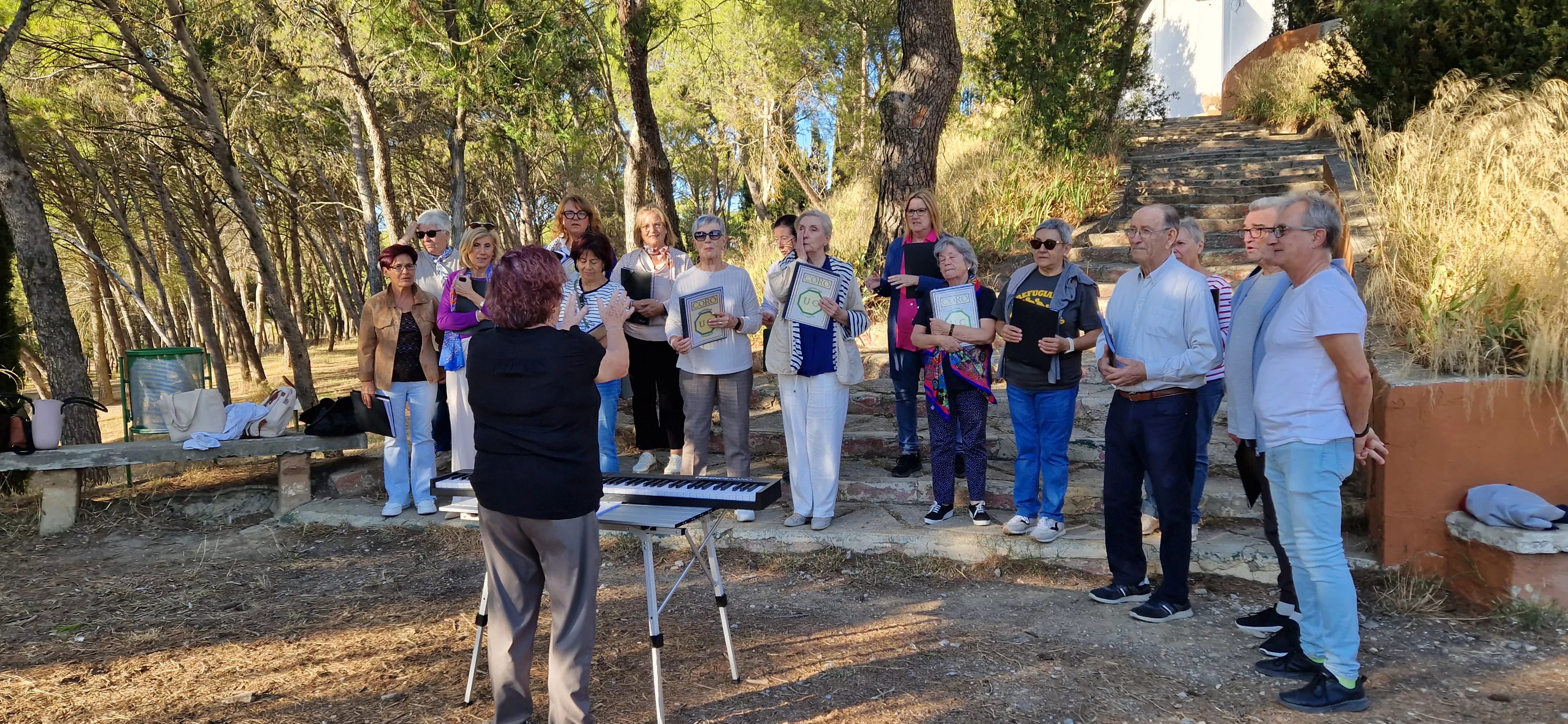 Actuación del Coro de la Universidad Ciudadana en el cerro de San Jorge. Foto Myriam Martínez