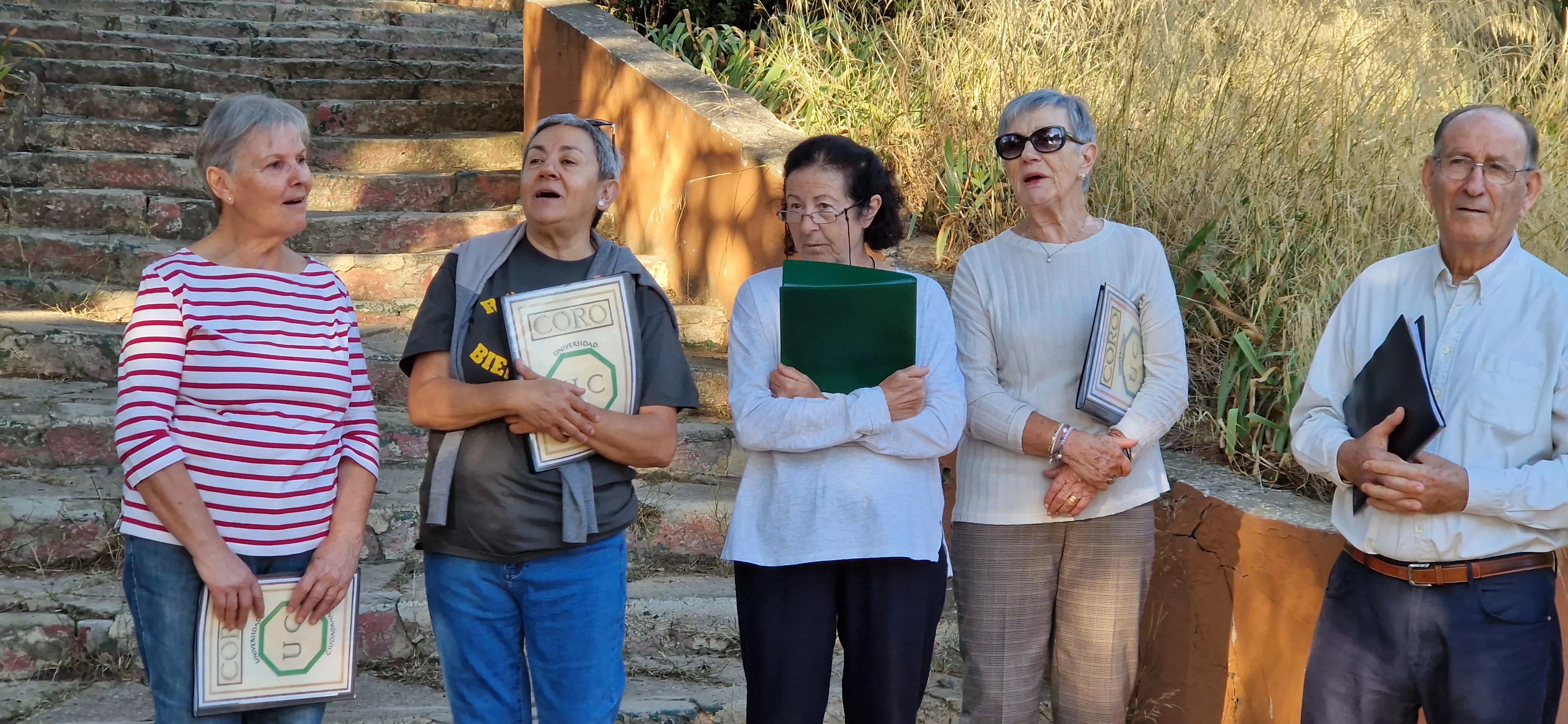 Actuación del Coro de la Universidad Ciudadana en el cerro de San Jorge. Foto Myriam Martínez