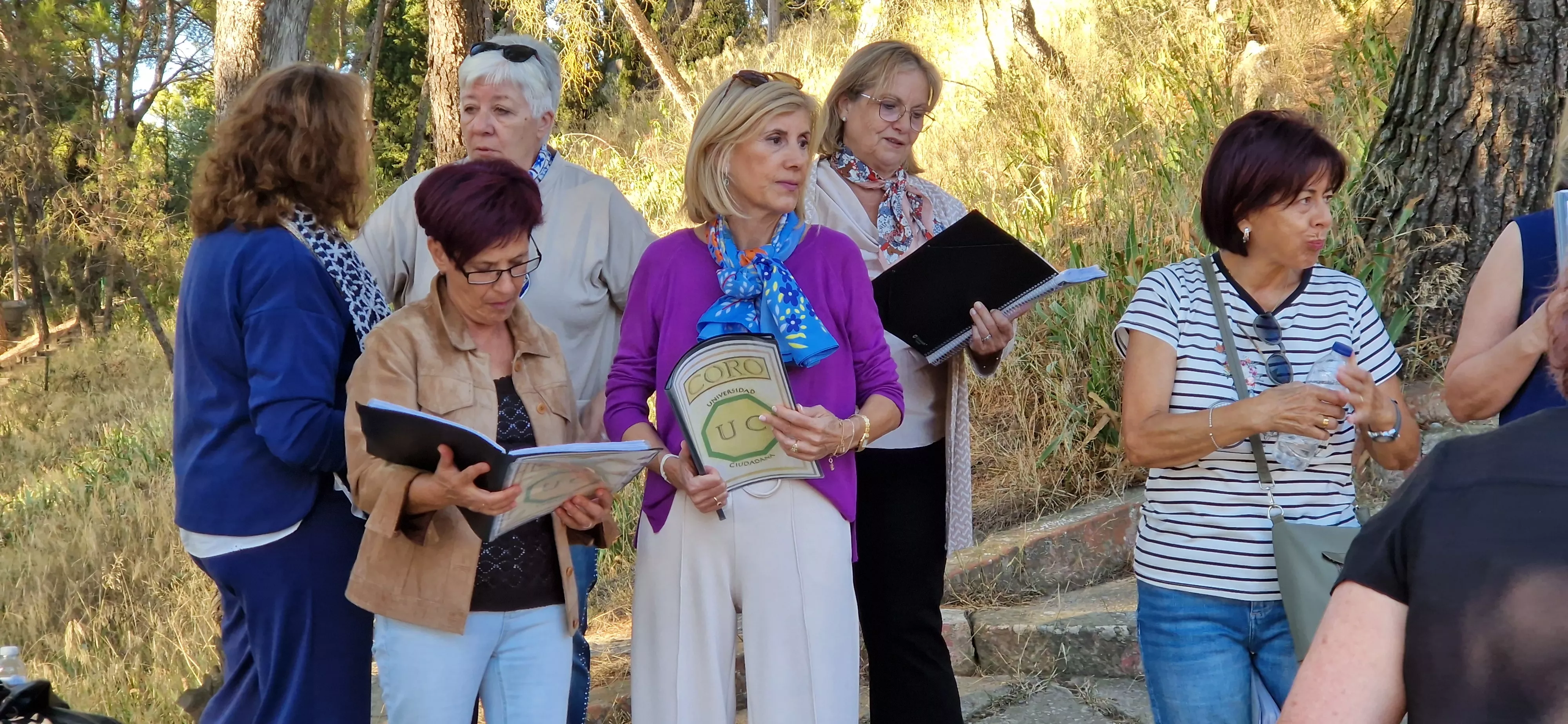 Actuación del Coro de la Universidad Ciudadana en el cerro de San Jorge. Foto Myriam Martínez