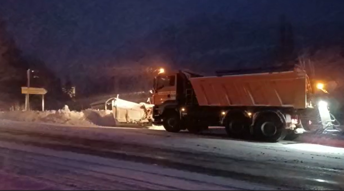 De madrugada ya se inició el trabajo de las quitanieves