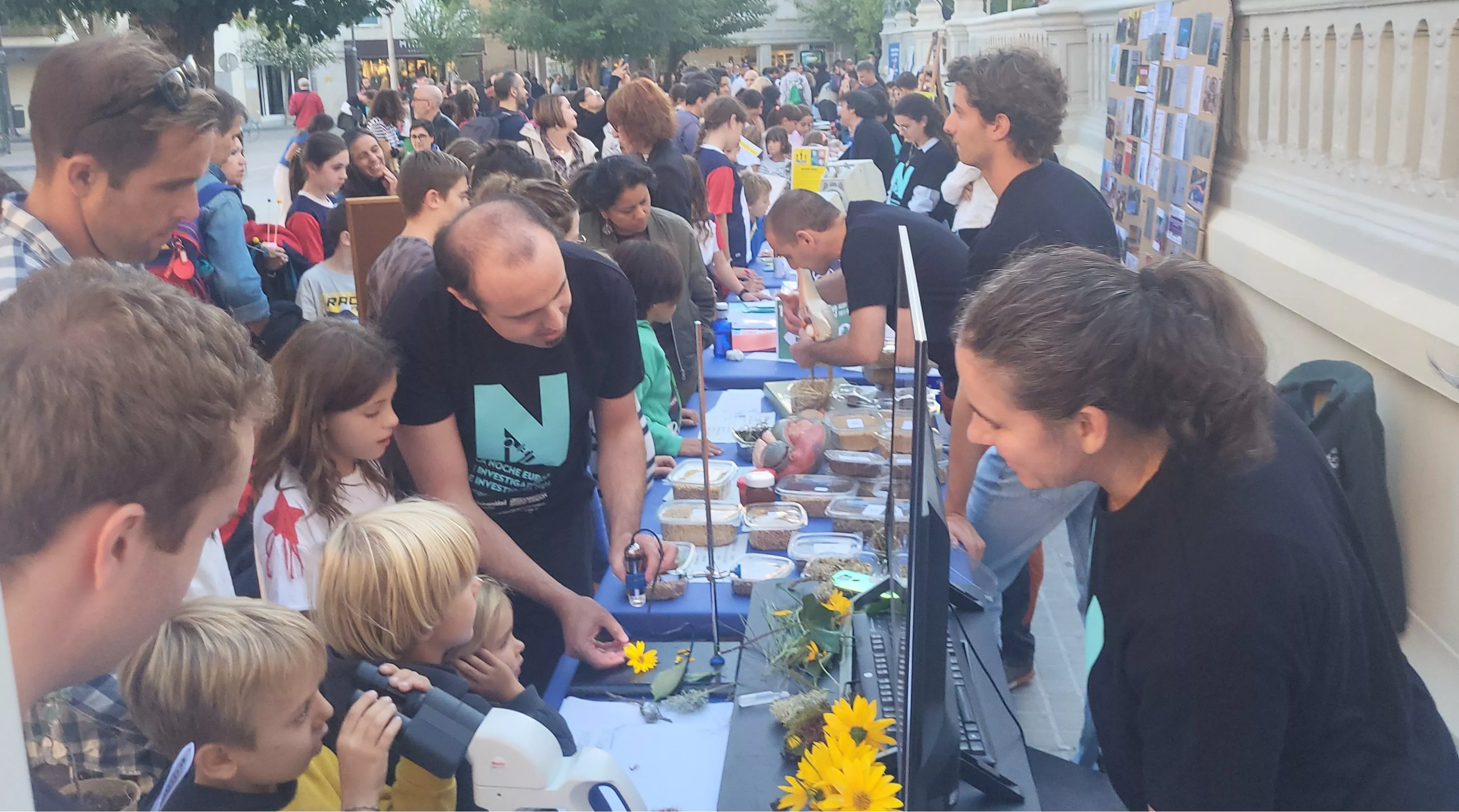 La investigación sale del laboratorio y conquista a los oscenses. La investigación sale del laboratorio y conquista a los oscenses.