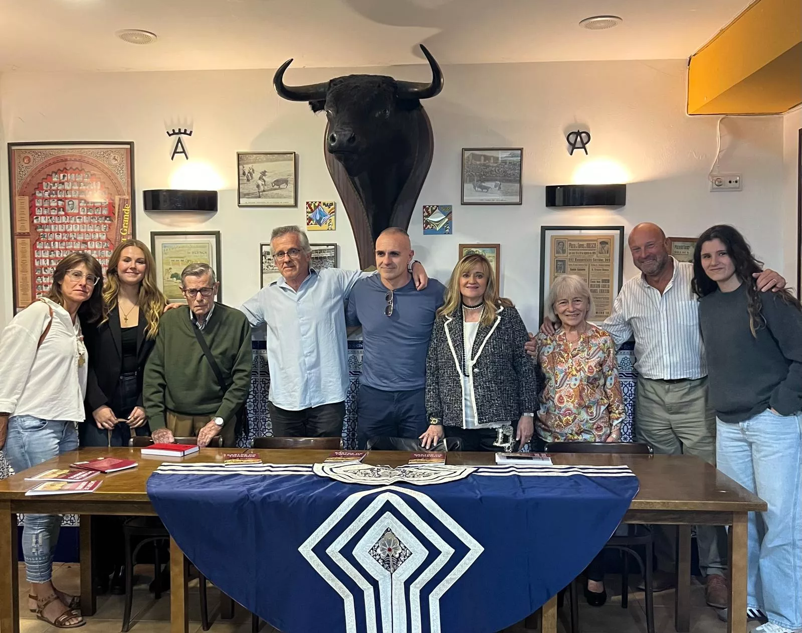 "Sastre de toreros": la Peña Taurina Oscense acoge con cariño la historia de Alfredo Roqueta "Sastre de toreros": la Peña Taurina Oscense acoge con cariño la historia de Alfredo Roqueta