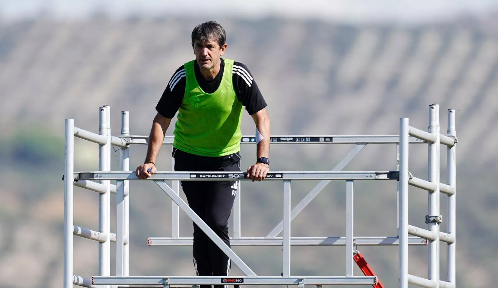 Pacheta, subido a un andamio en un entrenamiento del Granada. Pacheta: "Fui muy feliz en Huesca durante seis meses". Foto: Granada CF