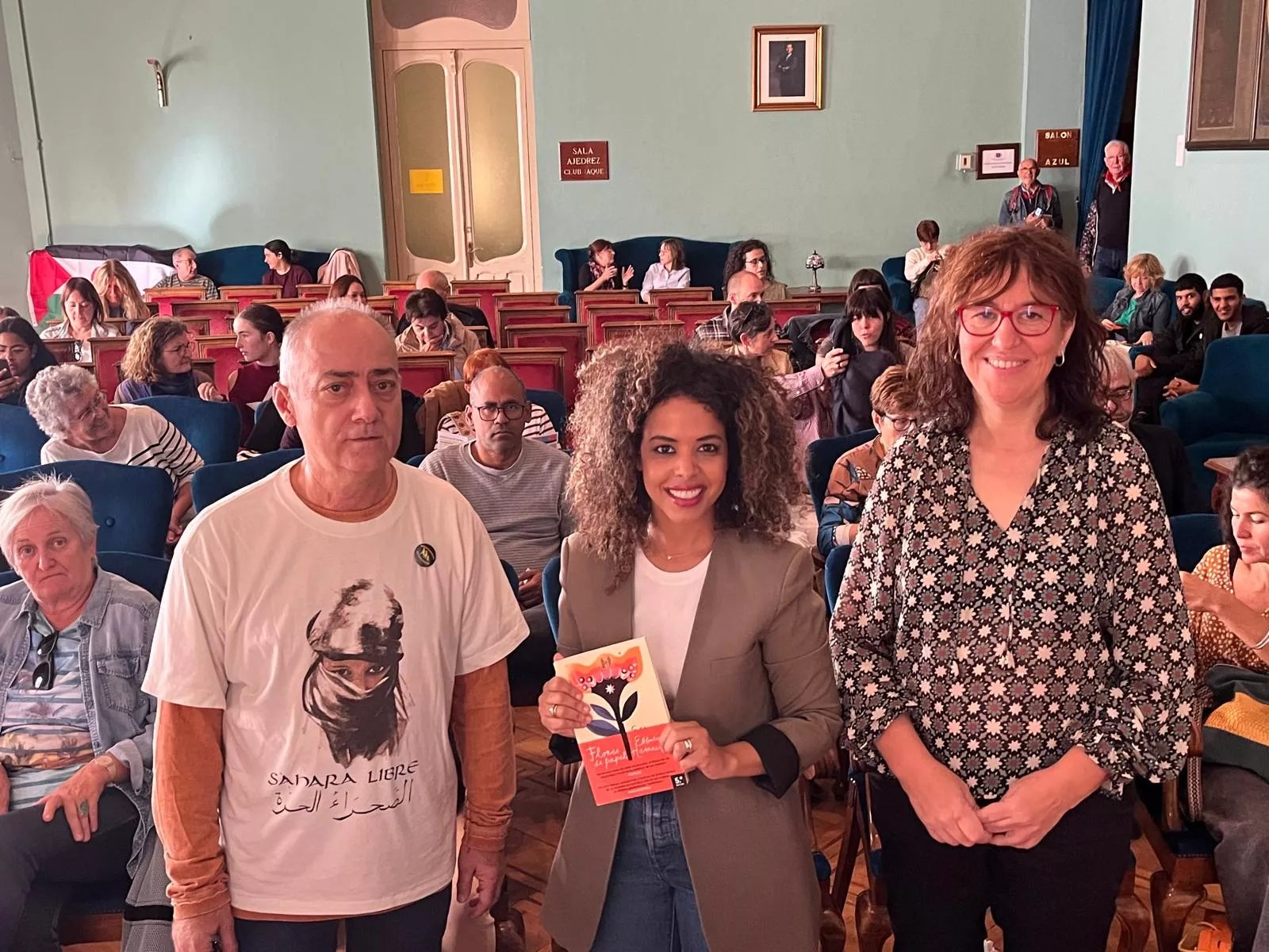 Jesús Sanagustín, Ebbaba Hameida y Chus Fenero en el Casino antes de la presentación de 'Flores de papel'. Foto Mercedes Manterola