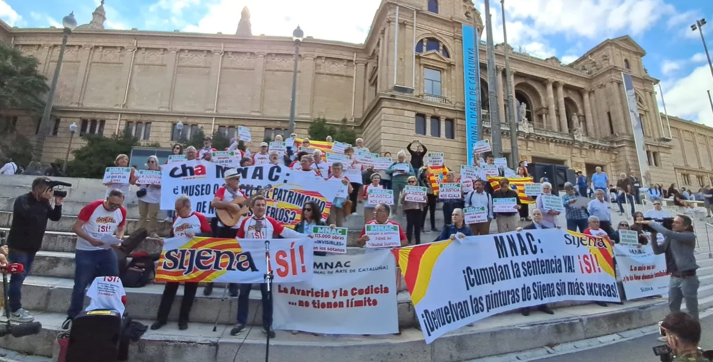 Concentración ante el MNAC para exigir la devolución de las pinturas de Sijena.