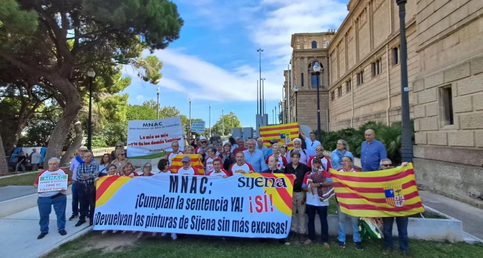 Concentración ante el MNAC para exigir la devolución de las pinturas de Sijena.