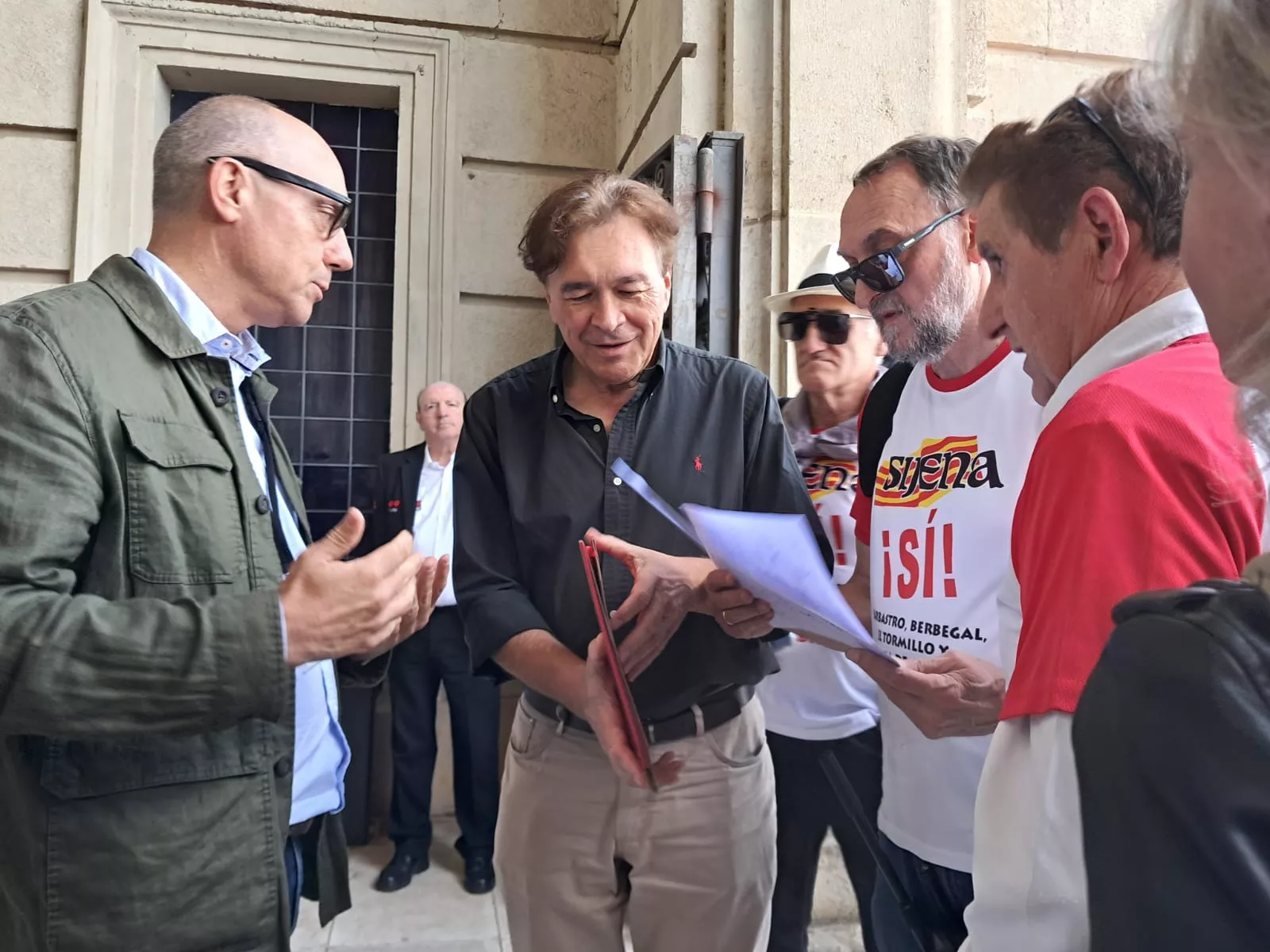 Concentración ante el MNAC para exigir la devolución de las pinturas de Sijena.