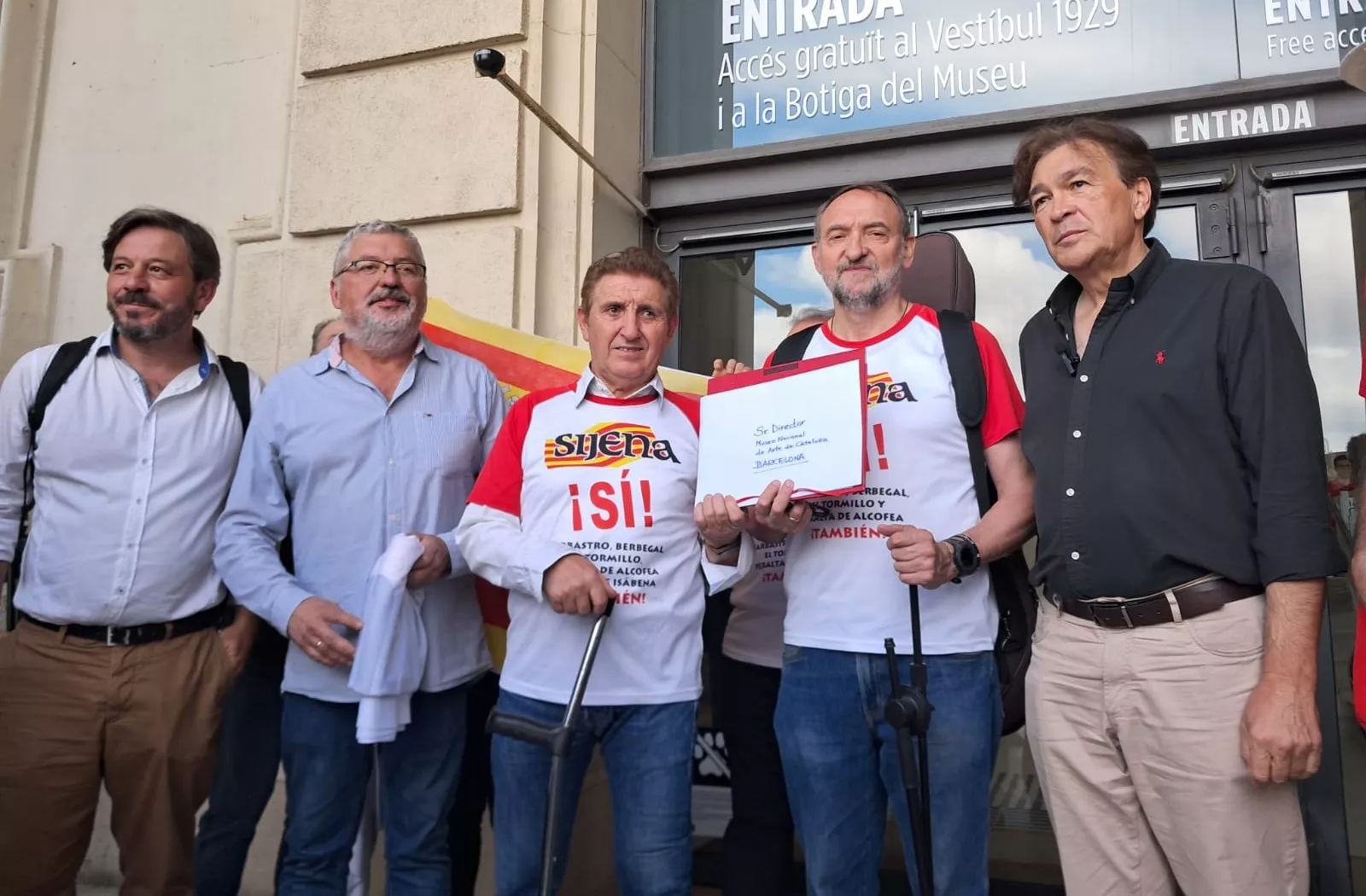 Concentración ante el MNAC para exigir la devolución de las pinturas de Sijena.